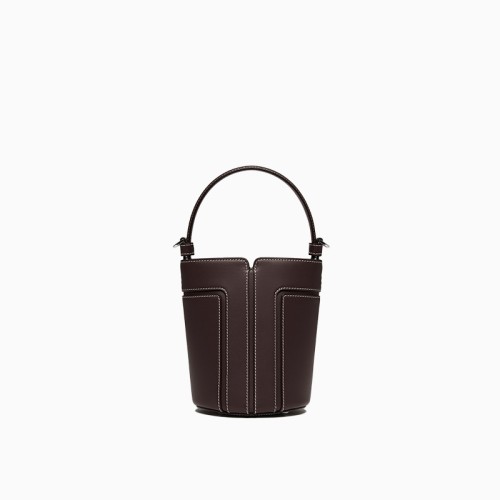 Straddling a handbag for work and leisure. Straddling a handbag for work and leisure.