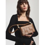 A one-shoulder crossbody bag is a niche woven small square bag