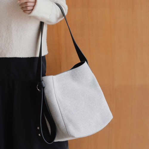 Medium sized wandering bag, large capacity commuting computer bag, lightweight single shoulder niche bag