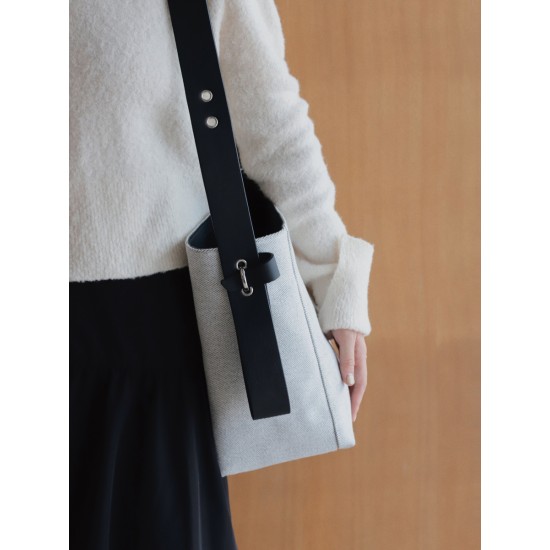 Medium sized wandering bag, large capacity commuting computer bag, lightweight single shoulder niche bag Medium sized wandering bag, large capacity commuting computer bag, lightweight single shoulder niche bag