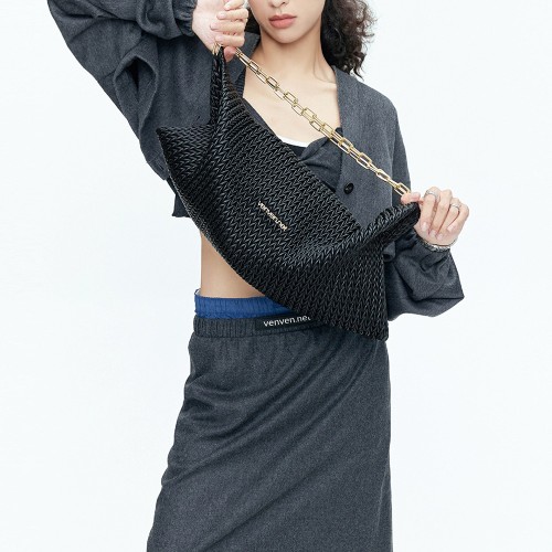 Black armpit bag with chain and pleated straps Black armpit bag with chain and pleated straps