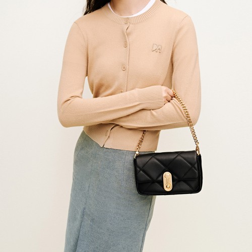Single shoulder crossbody chain carrying small square bag Single shoulder crossbody chain carrying small square bag