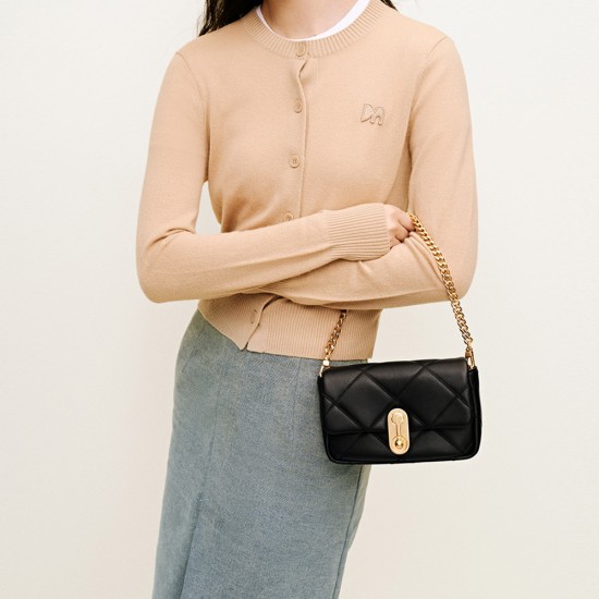 Single shoulder crossbody chain carrying small square bag Single shoulder crossbody chain carrying small square bag