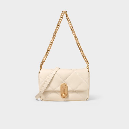 Single shoulder crossbody chain carrying small square bag Single shoulder crossbody chain carrying small square bag