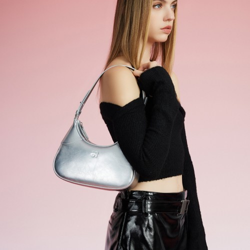 Carry a silver pink bag on one shoulder