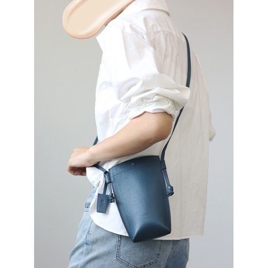 Small and lightweight top layer cowhide vertical phone bag for women's crossbody bag Small and lightweight top layer cowhide vertical phone bag for women's crossbody bag