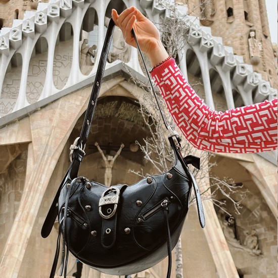 Croissant TESSA large capacity motorcycle shoulder crossbody bag armpit bag - Memoo.com Croissant TESSA large capacity motorcycle shoulder crossbody bag armpit bag - Memoo.com