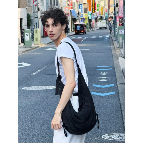 Carry a stray bag over one shoulder Carry a stray bag over one shoulder