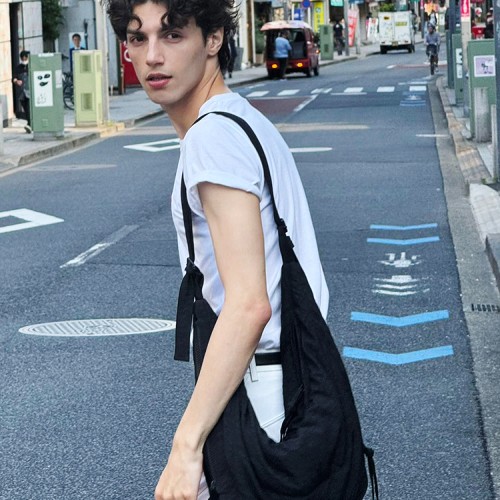 Carry a stray bag over one shoulder