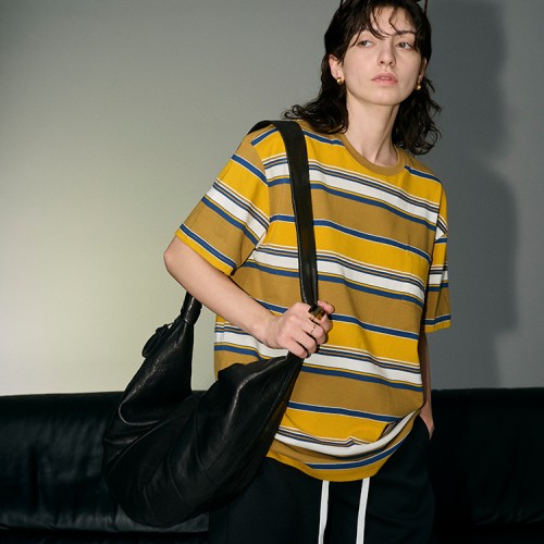 顶级奢华羊皮×开缝拼接技术|设计感新月角真皮斜挎包。